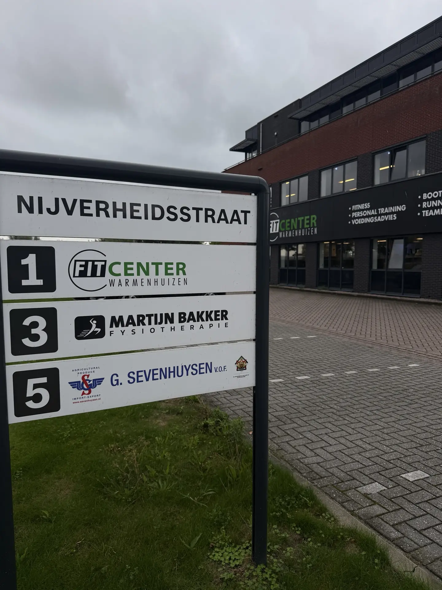 Bewegwijzering Nijverheidsstraat met Fitcenter Warmenhuizen op nummer 1