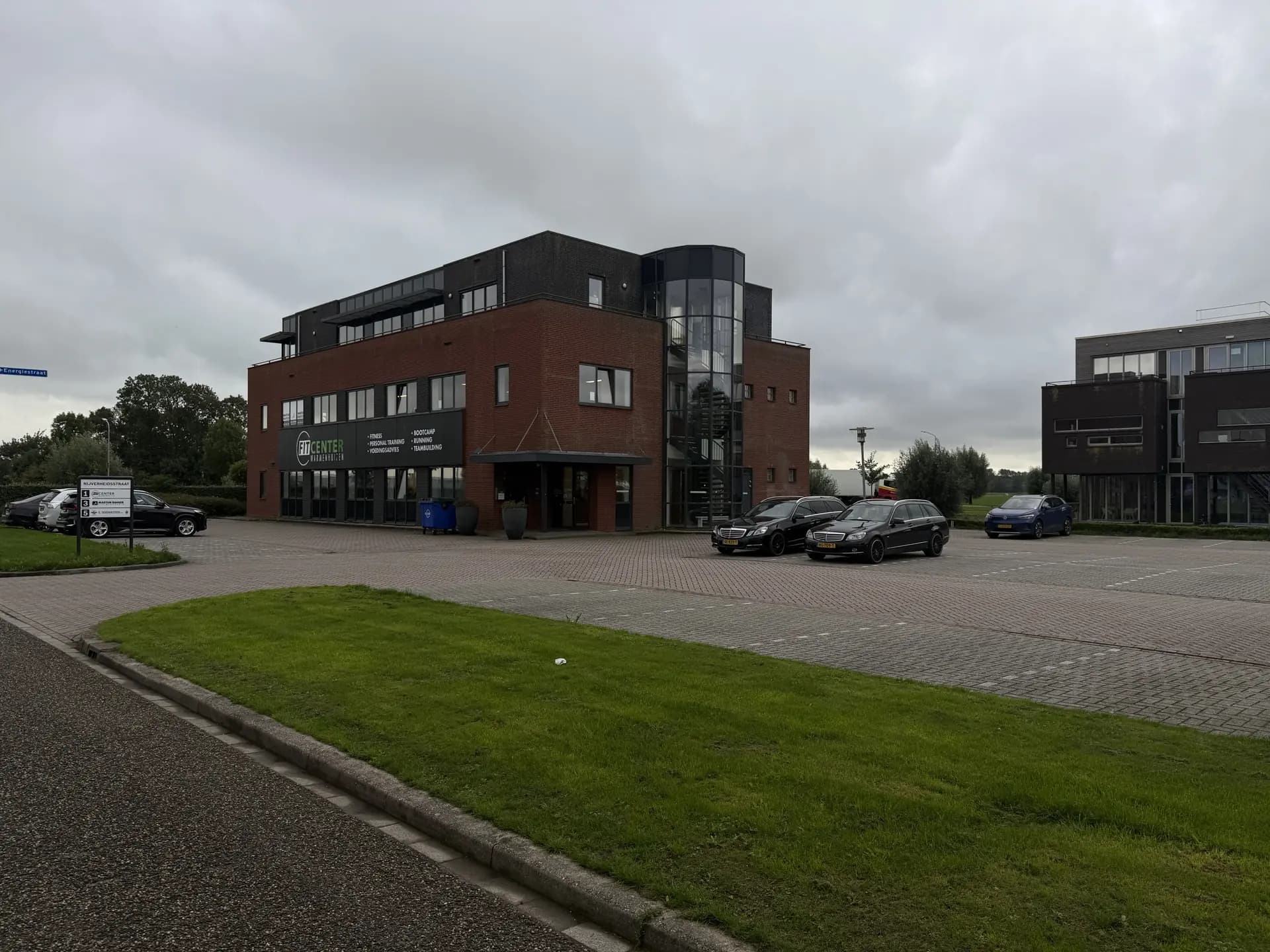 Ruime parkeerplaats direct voor de deur bij Fitcenter Warmenhuizen