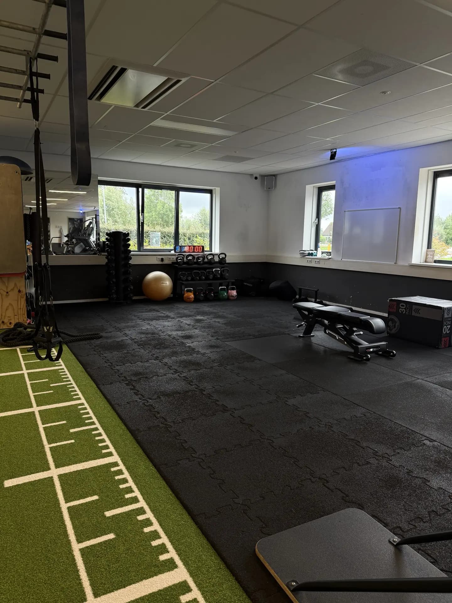 Functional trainingsruimte met TRX, battle ropes, kettlebells en plyobox bij Fitcenter Warmenhuizen