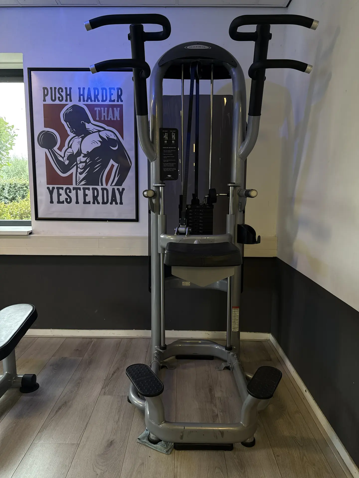 Matrix optrek- en dipmachine met gewichtsondersteuning bij Fitcenter Warmenhuizen