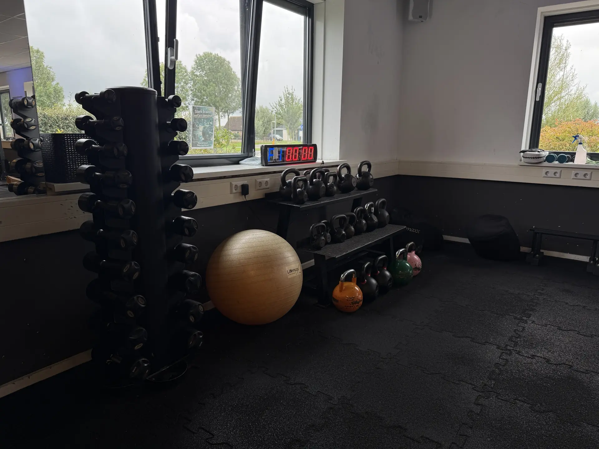 Dumbbelltoren, kettlebells en intervalklok voor krachttraining bij Fitcenter Warmenhuizen