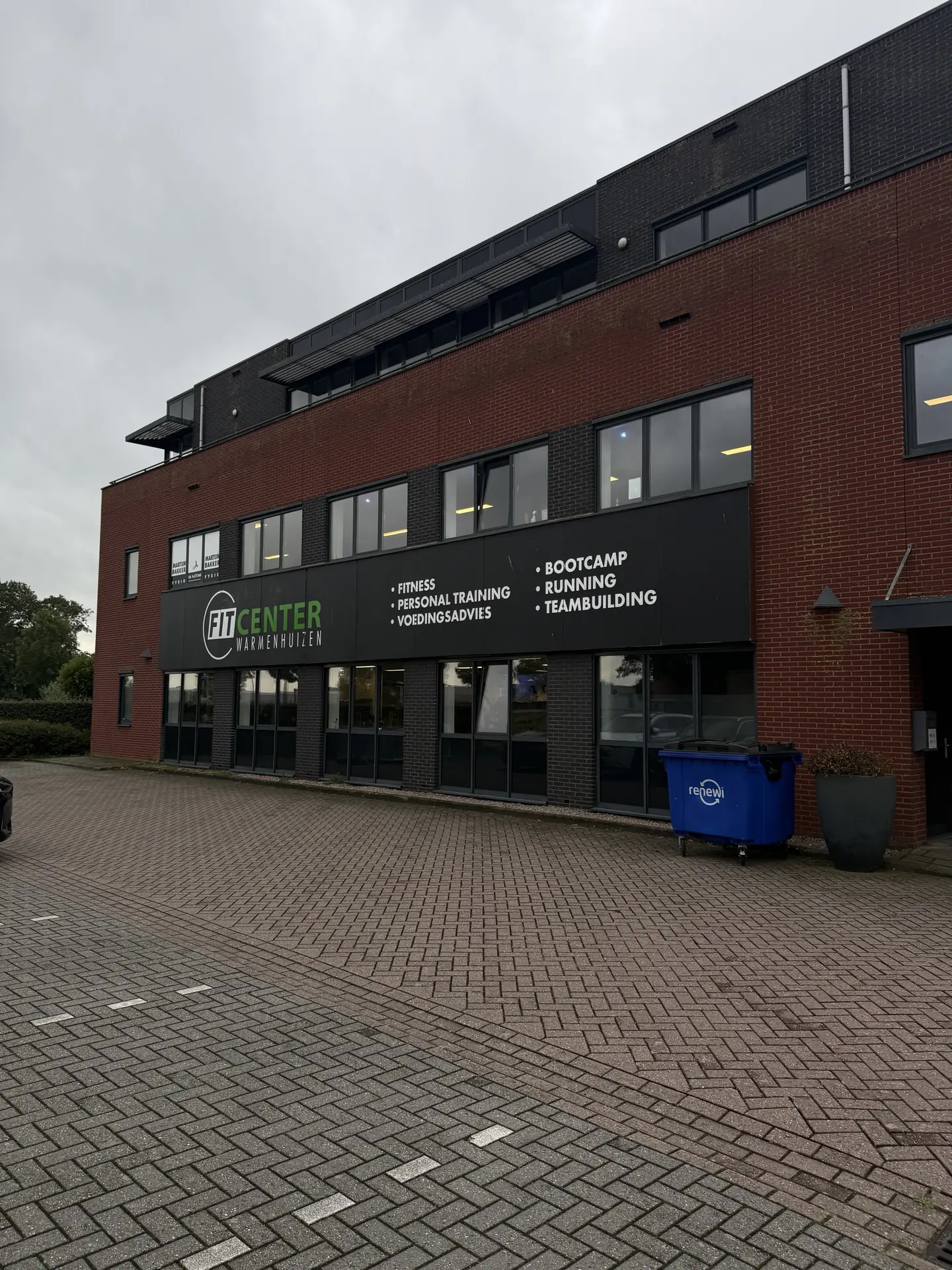 Entree en gevelreclame van Fitcenter Warmenhuizen aan de Nijverheidsstraat