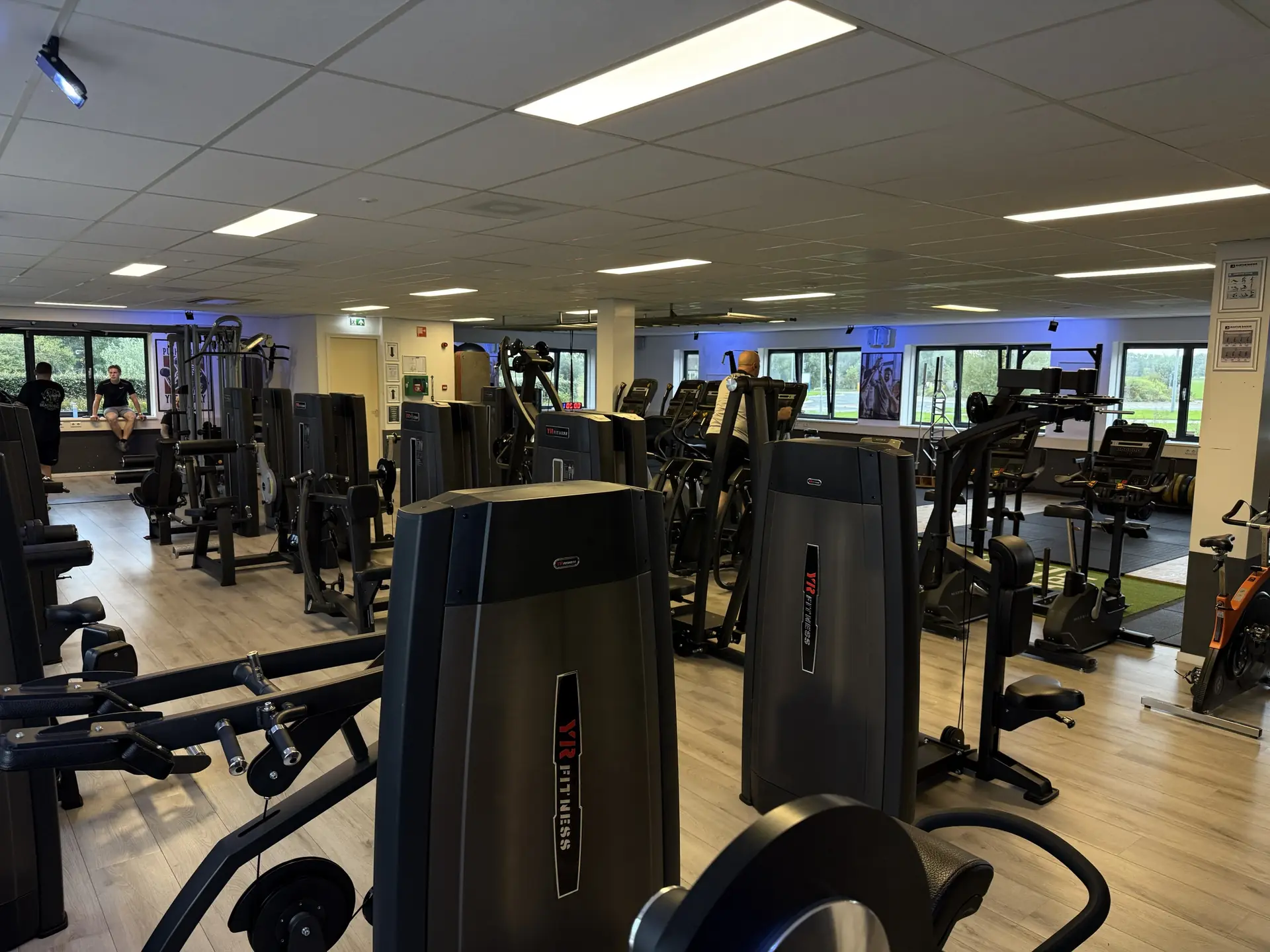 Ruime fitnesszaal met krachtapparatuur en cardio bij sportschool Fitcenter Warmenhuizen